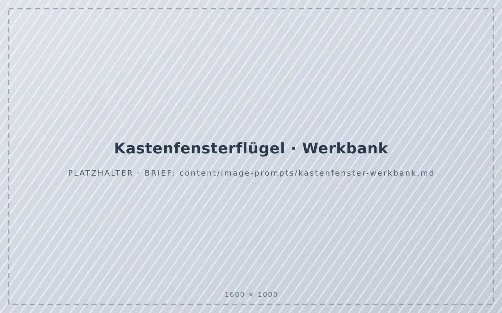 Ausgehängter Kastenfensterflügel auf einer Werkbank, daneben Stemmeisen, Leinölkitt und Ersatzbeschläge